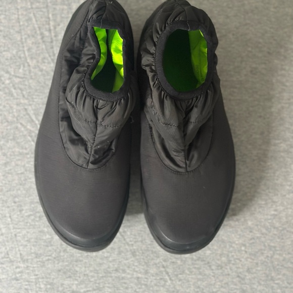 OOFOS women’s size 12 winter boots. - Picture 4 of 6